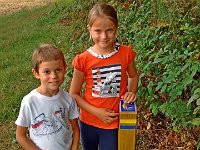 Tiens le chemain de Compostelle passe aussi par ici. Le sourire et tout de même près de 10 Kms dans leurs petites gambettes en cette fin d'après-midi !