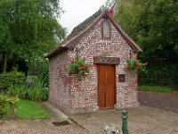 La plus petite mairie de France. Superficie 8 m2 ( 2,7 X 3 mètres ).