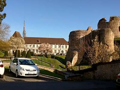 IMG 20160407 095144662  -->  Donjon et mairie de Conches