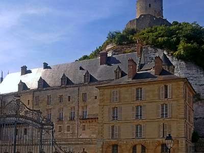 IMG 20160814 165542881  -->  Château de la Roche guyon. Ce matin nous étions tout en haut de la colline.